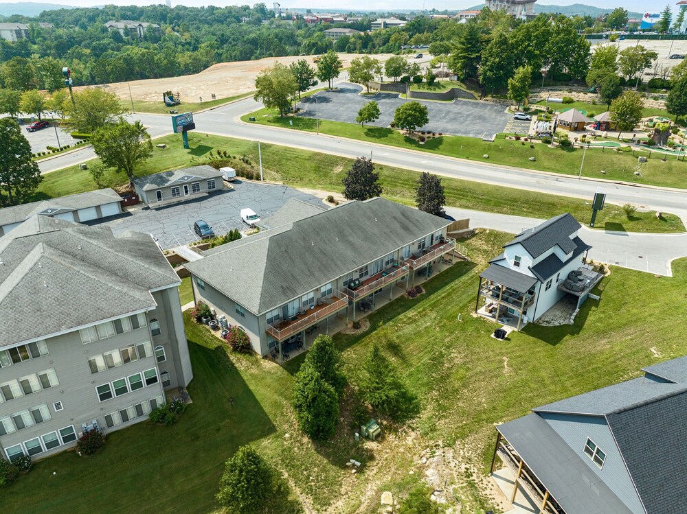 Green Mountain Grand 4 Bedroom Condo by RedAwning