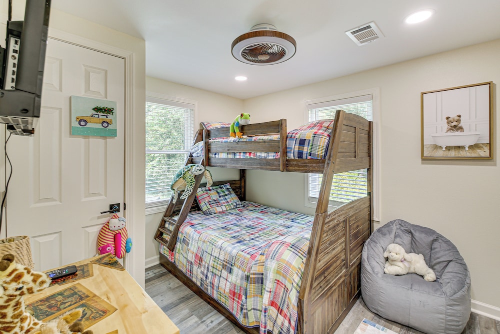 Lake Hamilton Retreat w/ Kayaks & Spacious Yard!