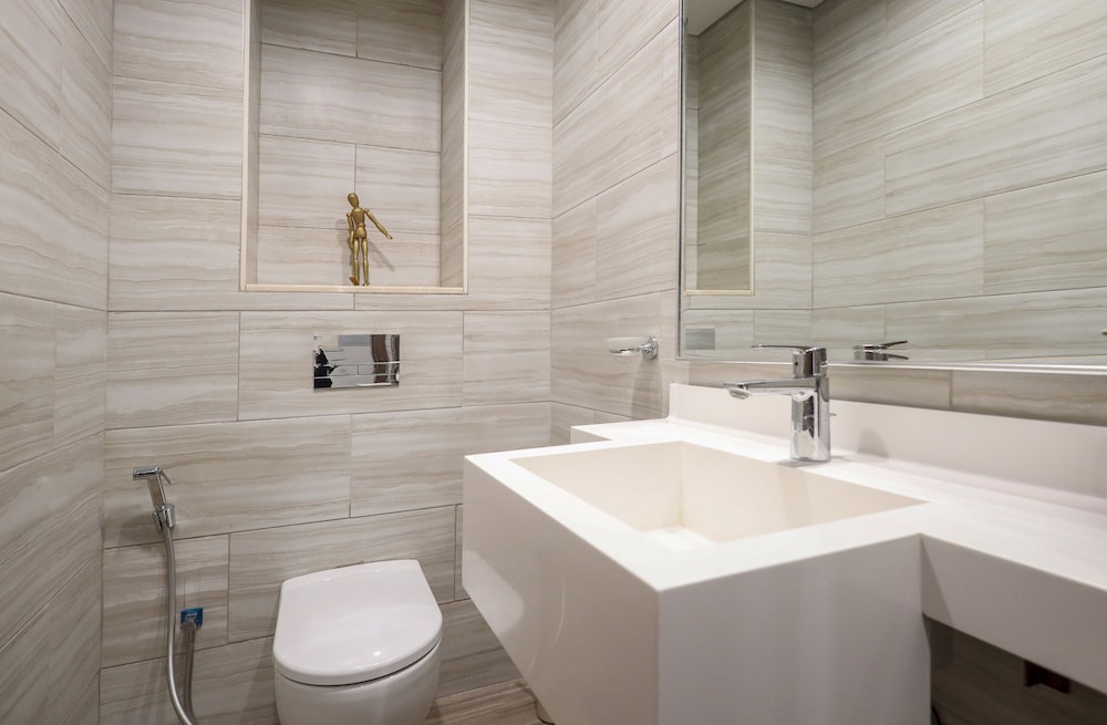 Elite LUX Holiday Homes - Stunning Lake View 1bhk Retreat in JLT Dubai