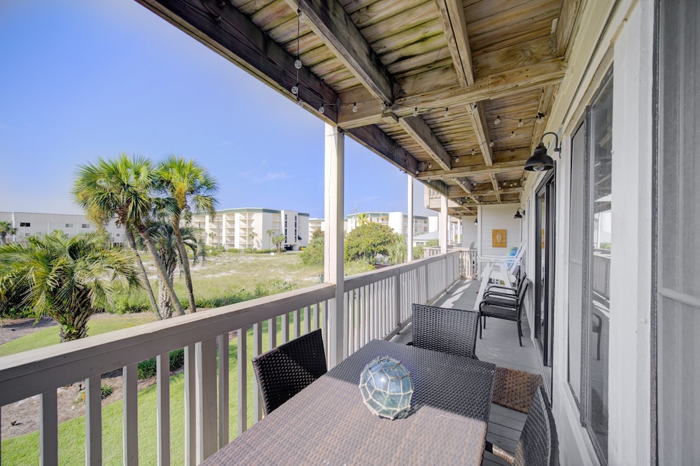 Triton Balcony w Pool View Chic Design