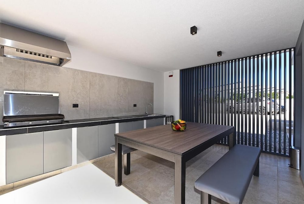 Spacious Villa With Pool and Garden in Stokovci