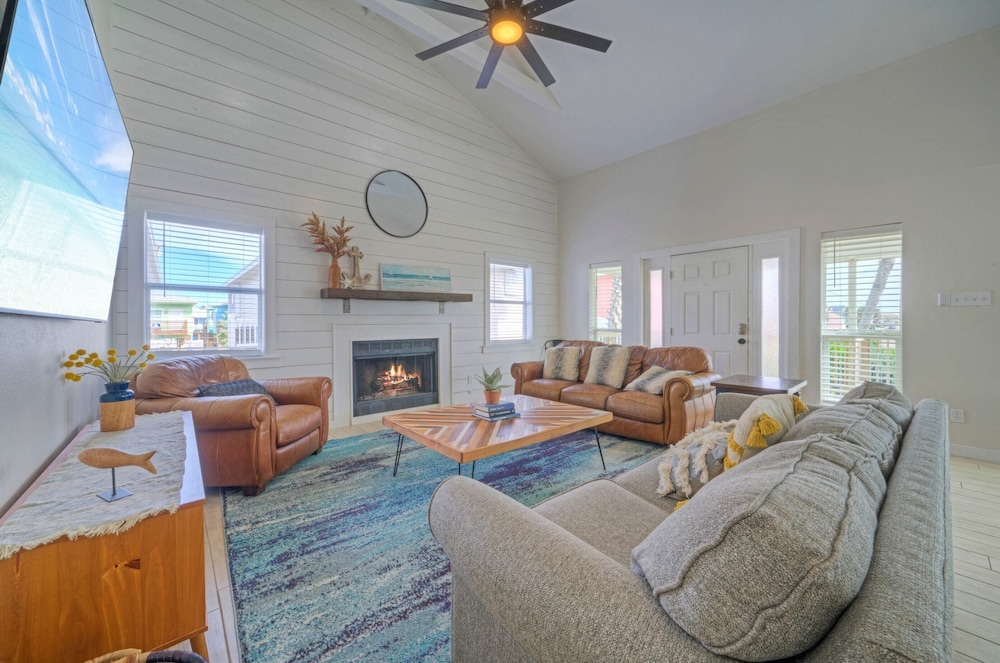 Private Pool, Game Room, Patio, Near the Beach Palm House by Avantstay view 2