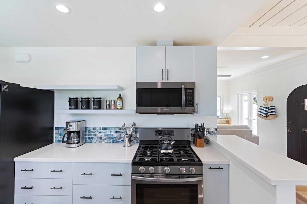 La Jolla Stay w/ Firepit & Walk to Beach Arenas