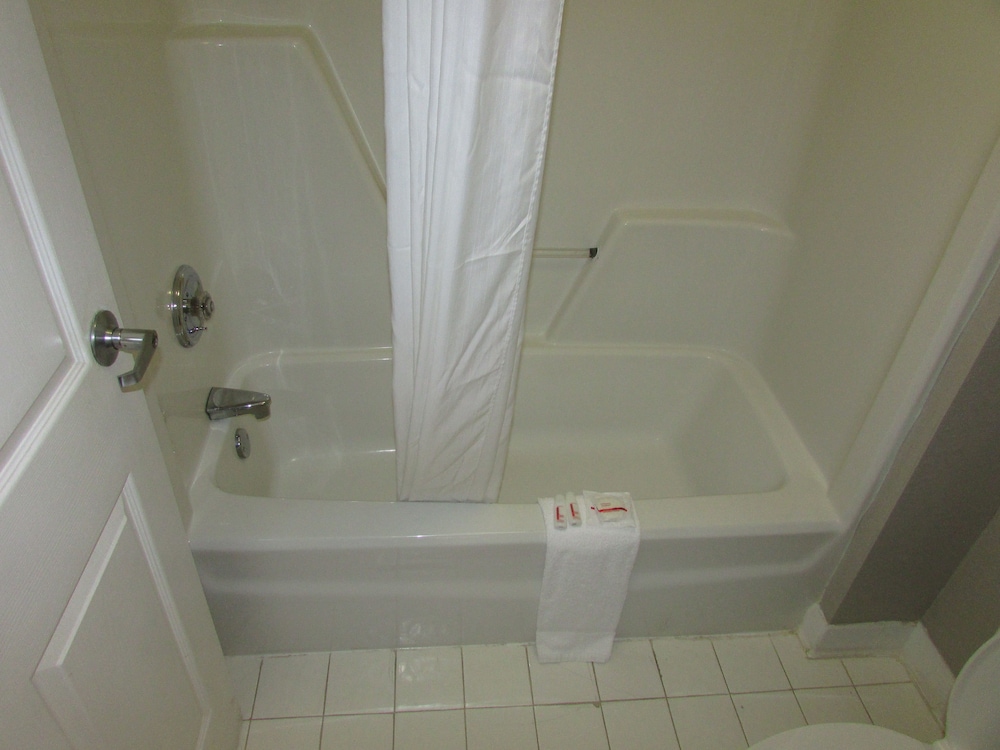 Days Inn  Suites by Wyndham Fort Valley - Property Image 11