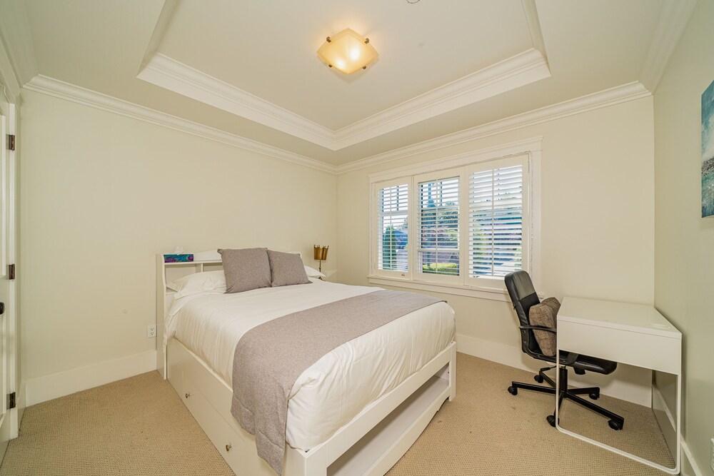 Elegant & Cozy Escape West Vancouver