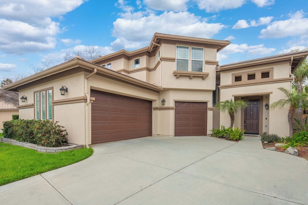 Spacious Golf Course Retreat - w/ Modern Kitchen