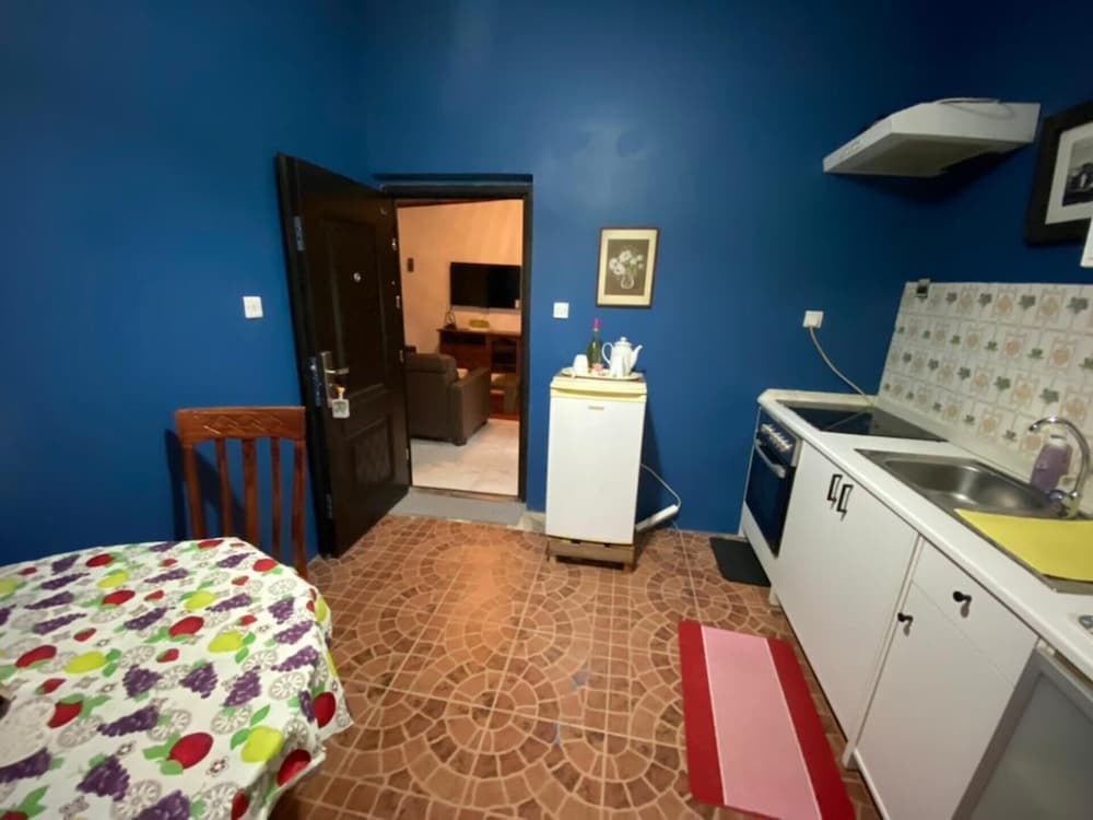 Stunning 2-bed House in Madina view 3