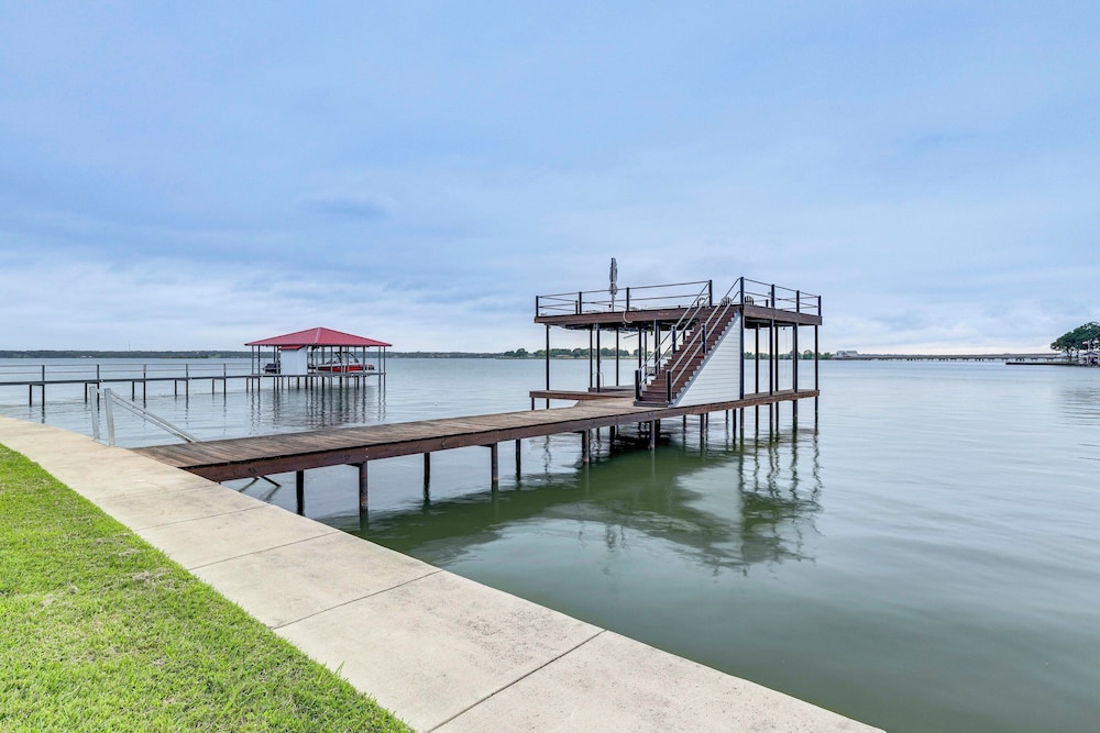 Hot Tub, Fire Pit! High-end Cedar Creek Lake Haven