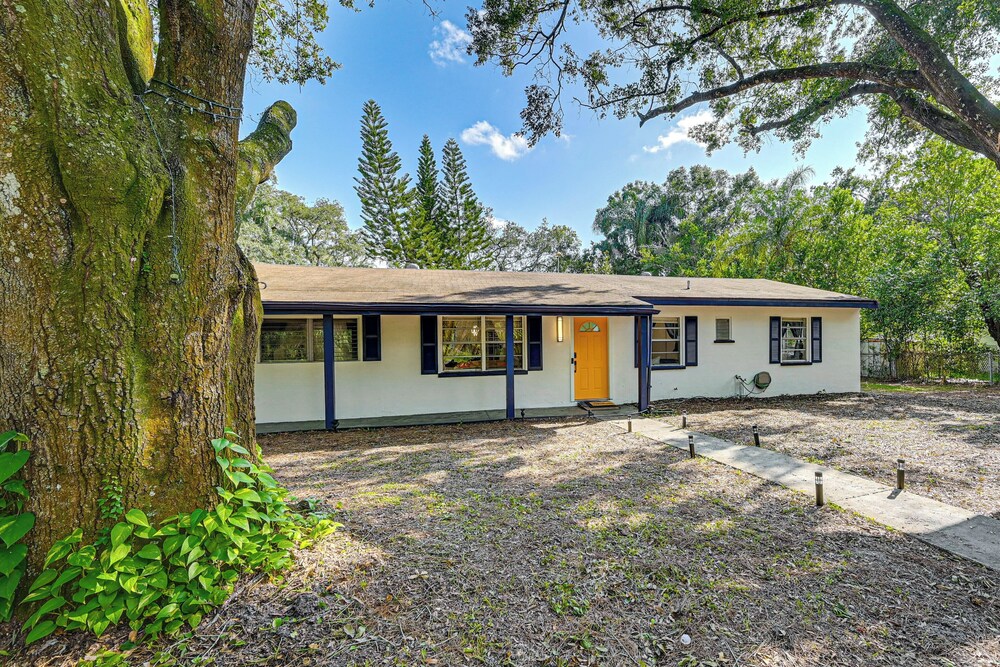 3 Mi to Usf: Chic Home w/ Yard in Tampa!