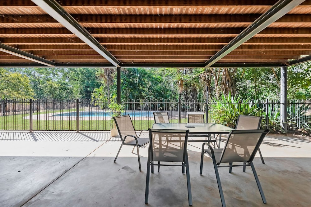 Zen Pandanus Point Pool - Backyard - Balcony