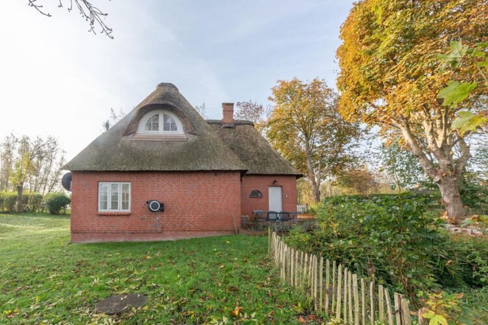 Reetgedecktes Ferienhaus mit Kachelofen