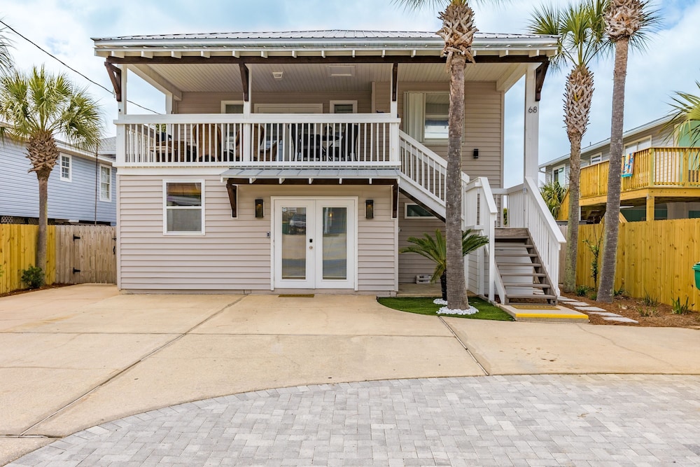 Destin Dolphin by Avantstay 2 Mins Walk To Beach w Pool Large Outdoor Entertaining Area