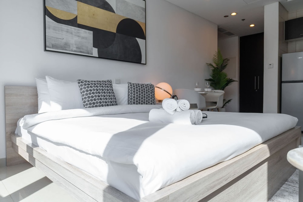 Chic Marina-view Studio in Bay Central Marina