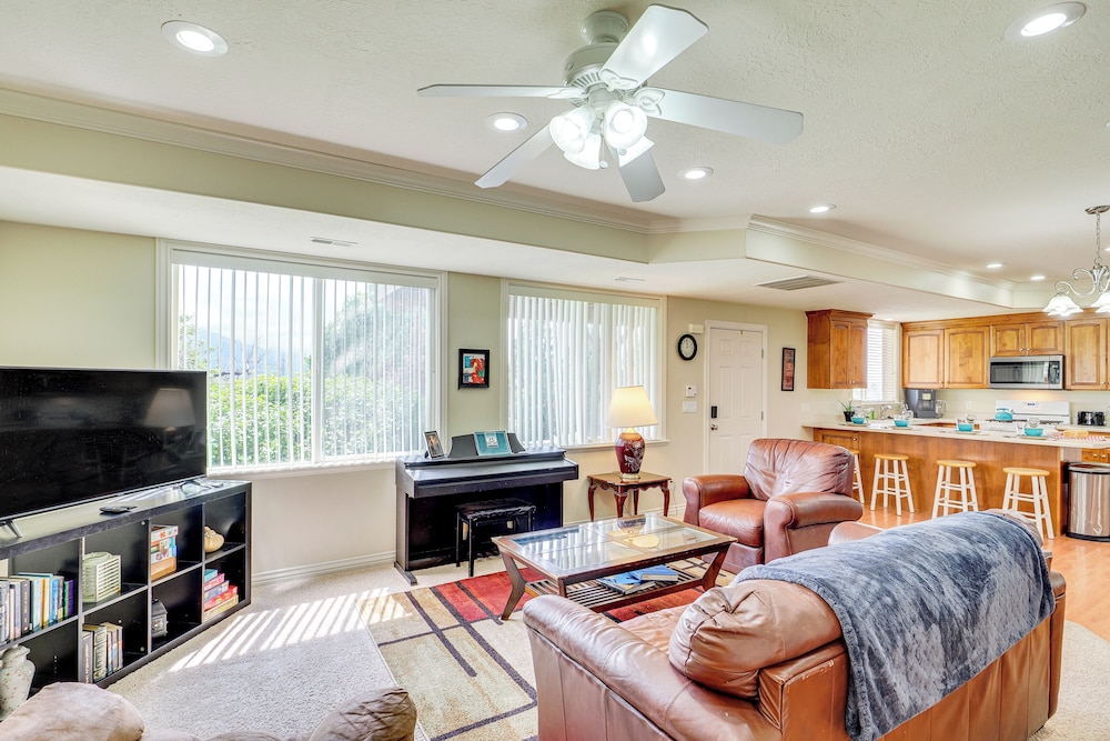 6 Mi to Grove Creek Canyon Trail: Abode w/ Views