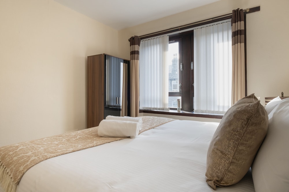 Novelty Suites - Roslin Street
