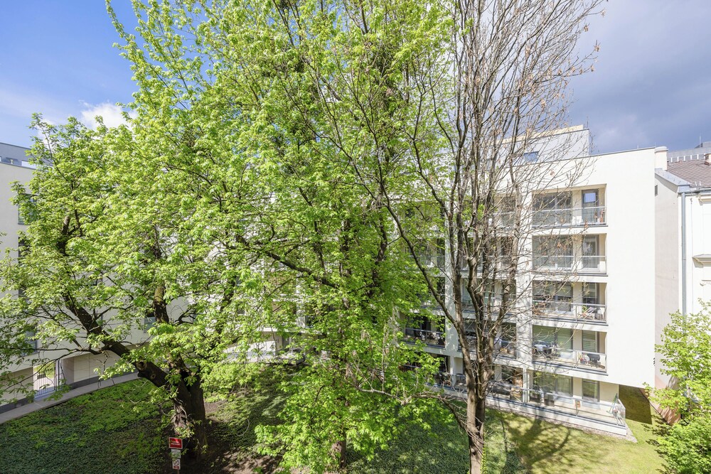 Warsaw Jaktorowska Apartment by Renters