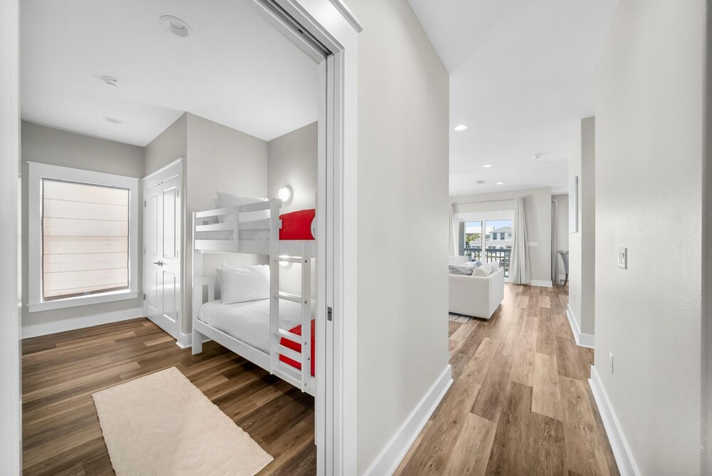 Pet Friendly Beach House - Marina View