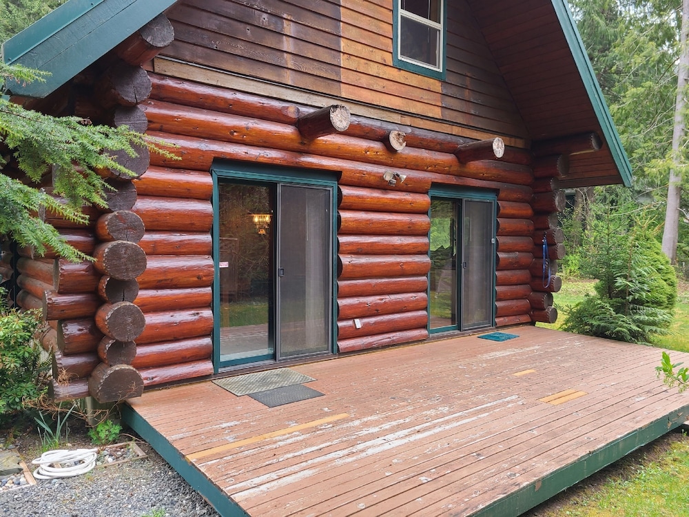 Two Bedroom Real Log Cabin With Wifi and EV Char ger