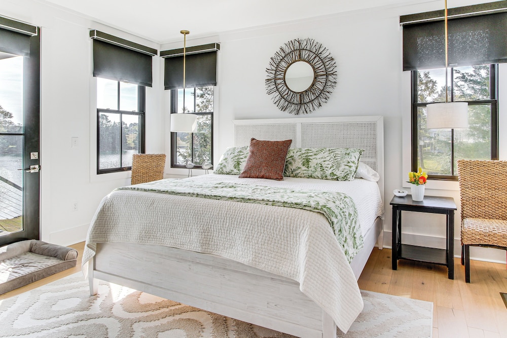 Luxe Lake Greenwood Retreat: Dock & Deck!