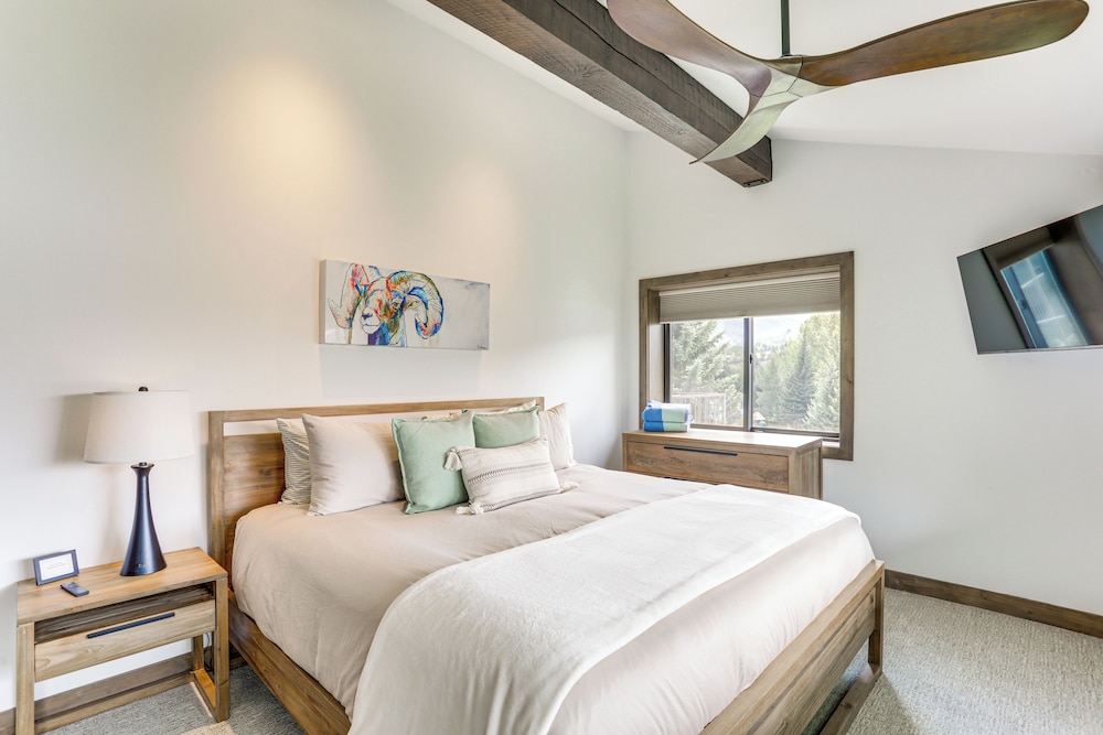 Sauna & Ski Shuttle Access: Mtn-view Condo in Avon