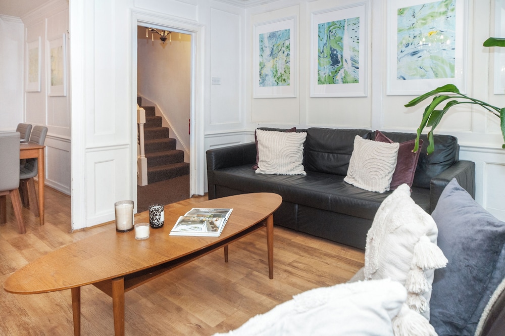 Spacious 3BR 2BA Flat in Central Soho