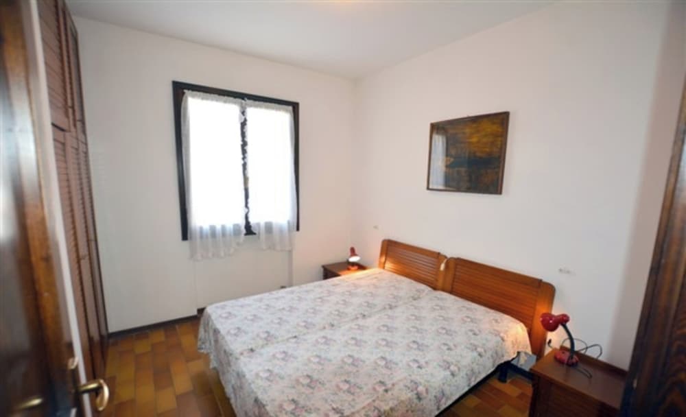 Large row House With Private Fenced Garden for 10 Guests in Lignano Pineta