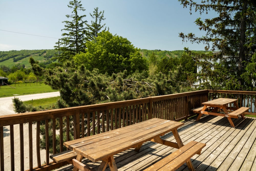 Spacious 8 bdrm Cottage, Hot Tub, Sauna, BBQ, Private Beach Access, Petfriendly-1