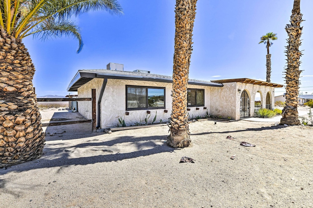 Chic Joshua Tree Pad w/ Mountain Views  Hot Tub - Property Image 15