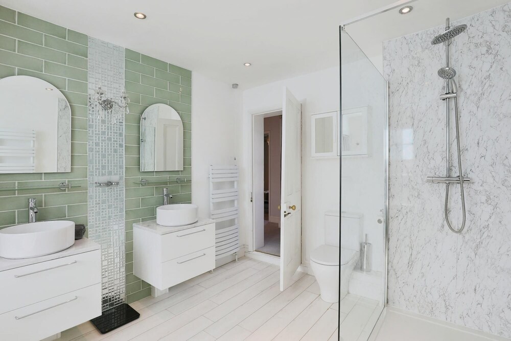 Stunning 4 Bed Semi-detached Home With Ample Space view 2