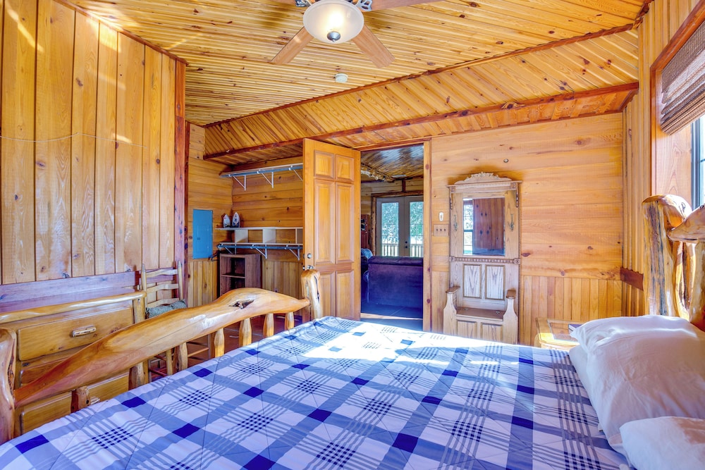 Group Getaway! Multi-level Lodge on Lake Tawakoni
