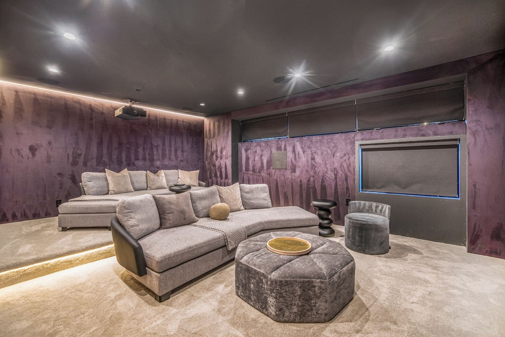 Oak Pass Manor: Indoor-outdoor Luxury With Pool, Sauna & Panoramic Views