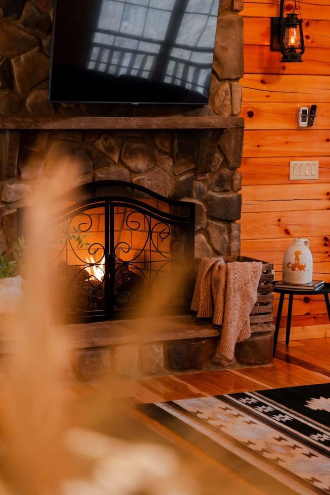 Sleeps 16! Luxury Cabin With Game Room & Hot Tub