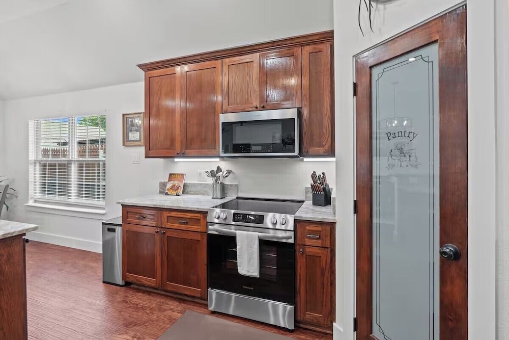 7 min to Stockyards- Cozy & Stylish Home