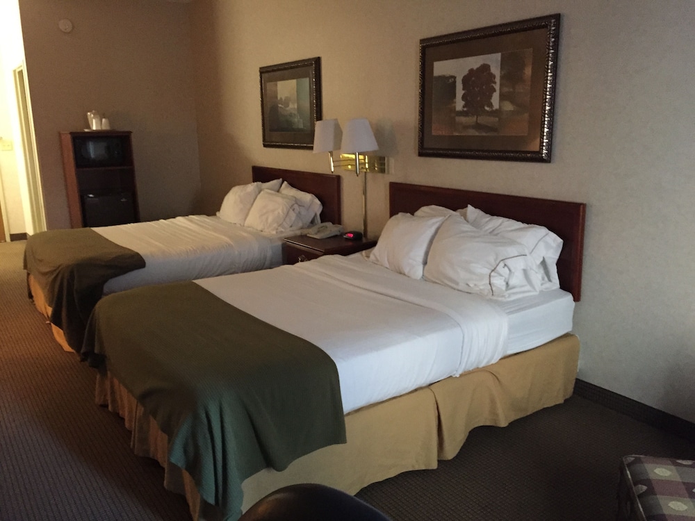 Emporia Vacations - Comfort Inn  Suites - Property Image 31