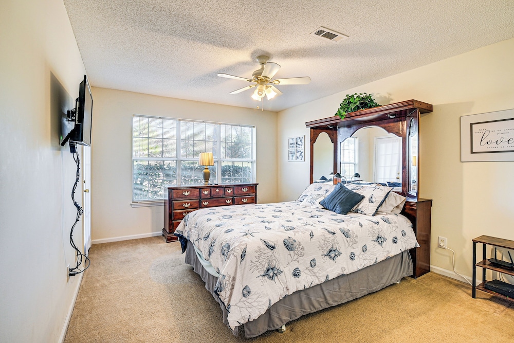 8 Mi to Boardwalk & Beach: Windsor Green Condo!