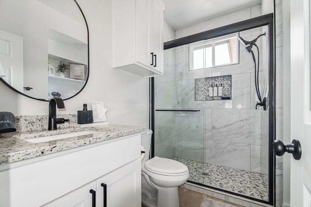 Pet Friendly W/hot-tub-six Minutes to Downtown!