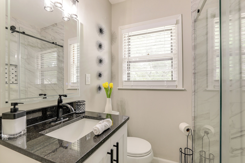 Updated Piedmont Heights Apt - 5 Mi to Dtwn Atl!