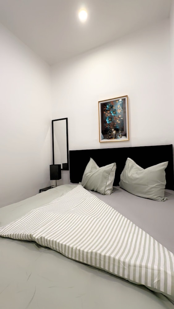 Budget 1BR Apt with Living Room AKH