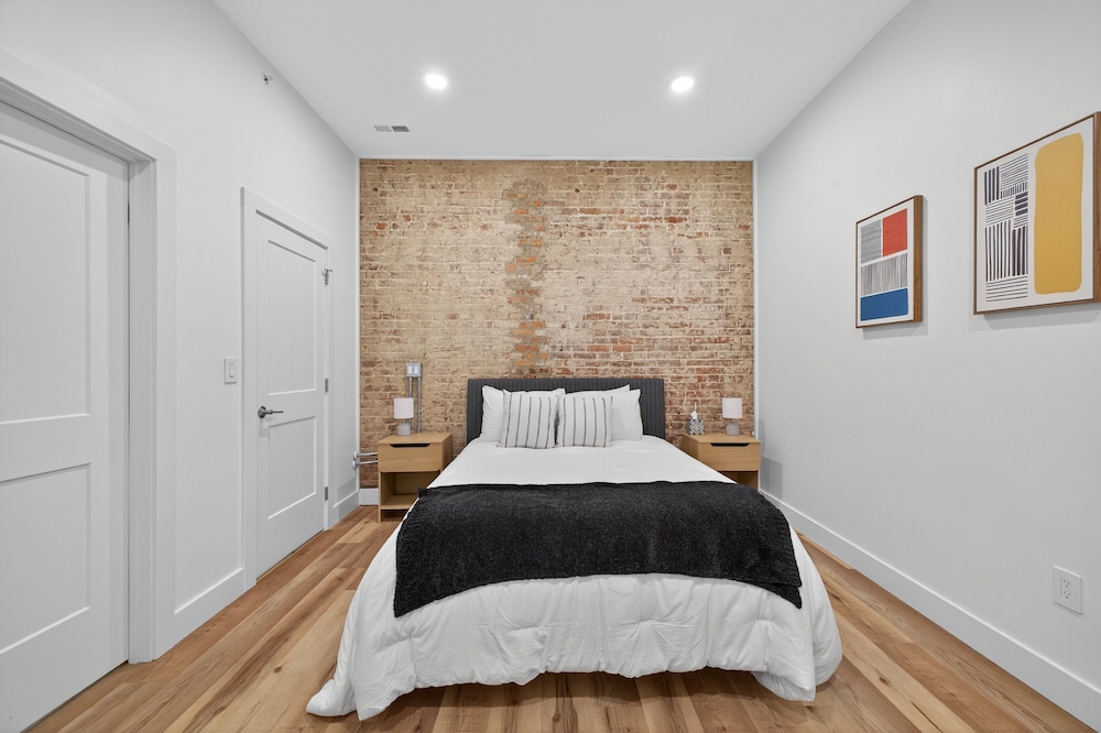 Stylish Downtown Unit With Historic Charm 2 Bedroom Apts