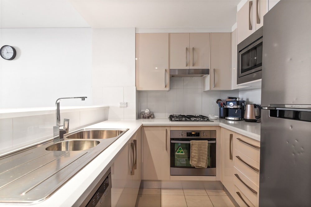 Inner-city Stay With Pool and Gym Access