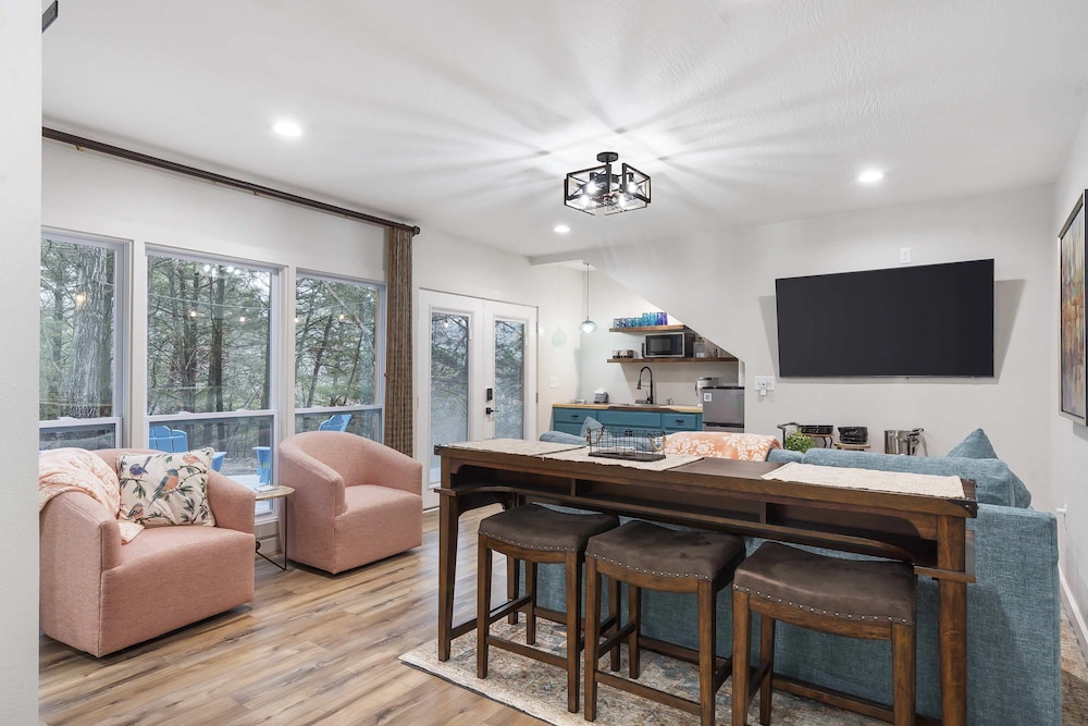 Van Kirk Cove 6 BDR Stunner!