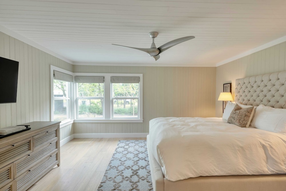 Chic Sonoma Oasis w/ Pool, Bocce, Hot Tub + Minutes to Downtown