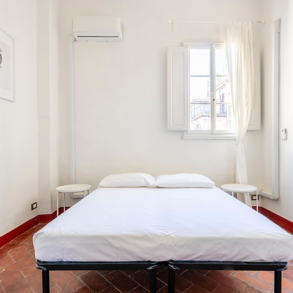 Cerchi 3 in Firenze With 2 Bedrooms and 1 Bathrooms