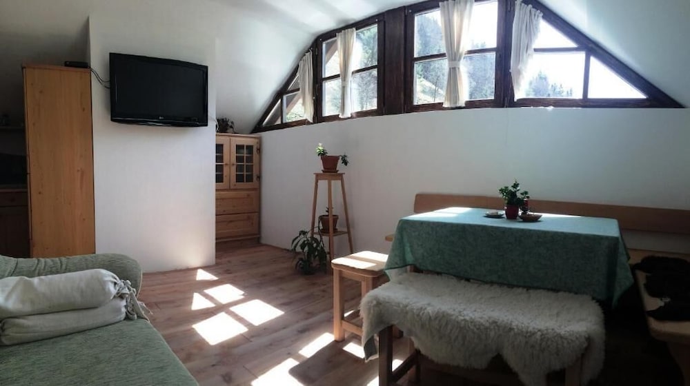 Apartmaji Pod macesnovo streho