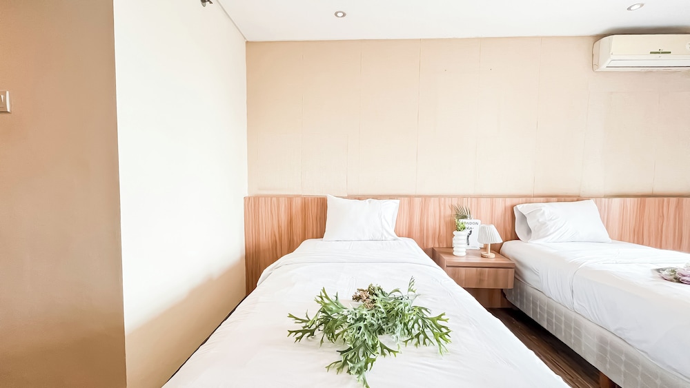 Modern Minimalist Studio (No Kitchen) At Great Western Apartment