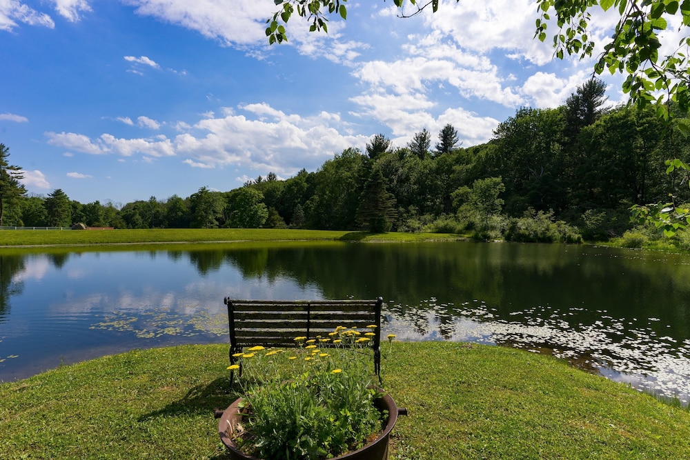 Sunny Pond by Avantstay Secluded Estate w a Private Pond Gym Movie Theater