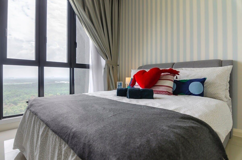 3BR D'pristine Suite Near Legoland, Stunning Views