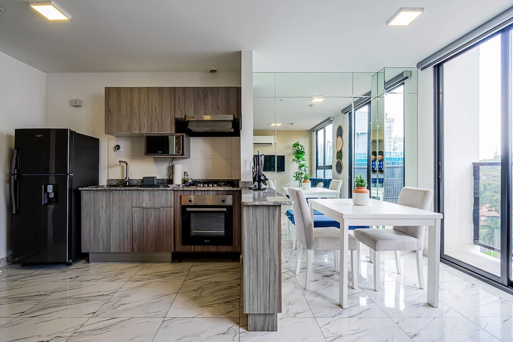 w Sophisticated 1BR w High-rise View in Calle 50