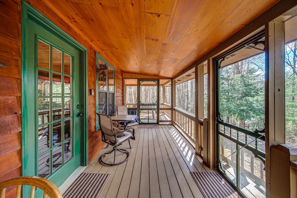 Blueridge Retreat Private 4 BDR Cabin Sleeps 10! view 5