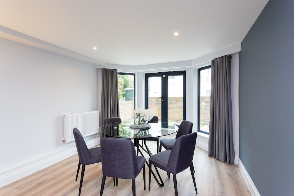 The Carlyle - Elegant Serviced Apartments